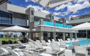 Topgolf - MGM Grand Las Vegas  Swimming pool designs, Pool designs, Pool