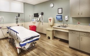 A clean emergency room bed awaits patients at Piedmont Newton.