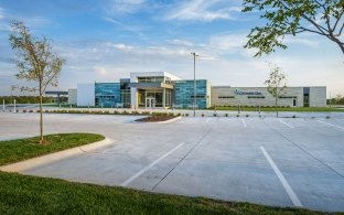 Exterior view of the clinic and parking lot