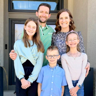 Shayna Miller with her husband and three kids