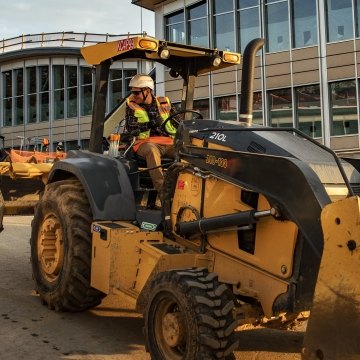 employee talking on the jobsite