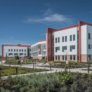 Exterior view of the hospital building 