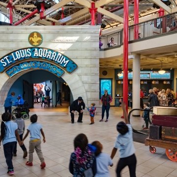 front entrance to the st. louis aquarium